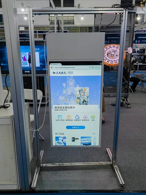双面吊挂屏是一款热门的广告机,其双面展示,智能分屏,智能远程发布的